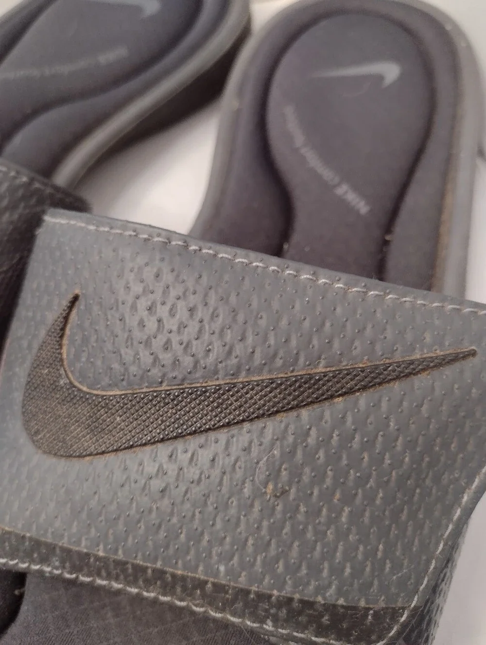 Nike Benassi Solarsoft Mens 9 Black Gray Comfort Slide Sandal A32